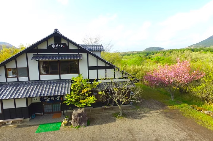 地どり焼塚原の里外観