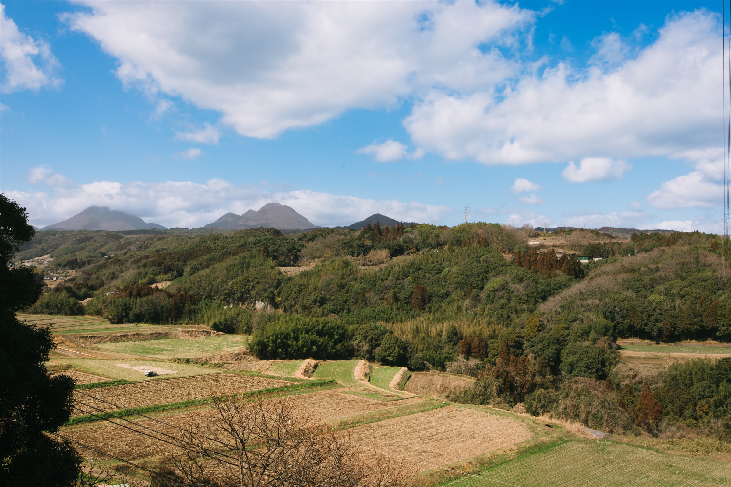 暮らしの息吹と里山、ふたつの顔をもつ挾間をめぐる